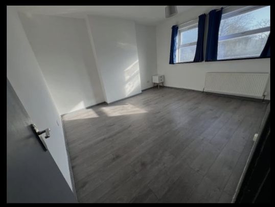 3 Bed Flat, Brockley Road, SE4 - Photo 1