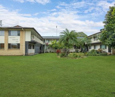 Spacious Three-Bedroom Unit in Convenient Location - Photo 3