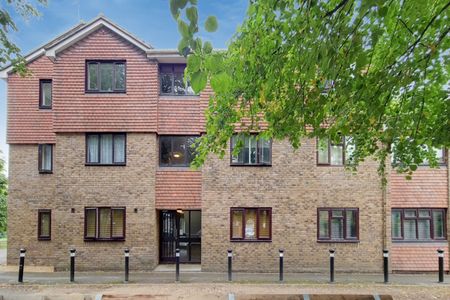 Dunstan Court Leacroft, Staines, TW18 - Photo 5