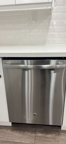 For Lease - 23 Irwin Avenue, Aurora, Ontario - Photo 2