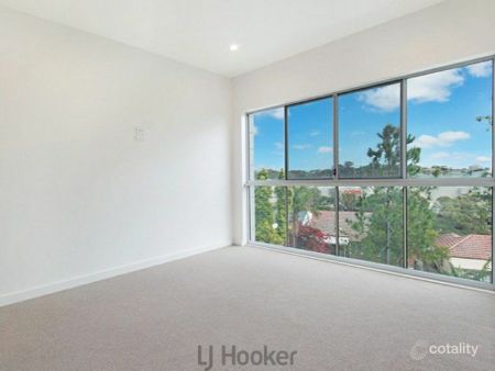 Modern Executive Townhouse in a Prime Location - Photo 3