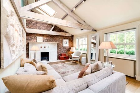 A luxurious three bedroom apartment in a contemporary loft style apartment befitting it's penthouse position, with two double bedrooms and one single bedroom on a private garden square. - Photo 3