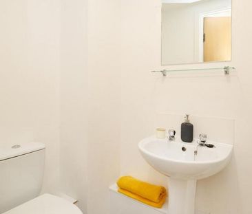 1 bedroom in a flat share to rent - Photo 2