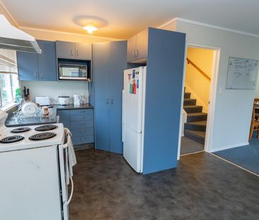 Spacious 5-Bedroom Flat – Prime Location. - Photo 5