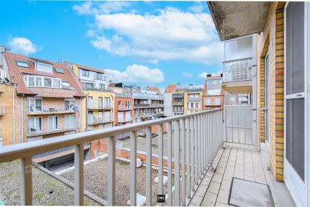 Gemeubeld appartement met 2 slaapkamers in het centrum van Knokke. Met autostandplaats in het gebouw. - Photo 2