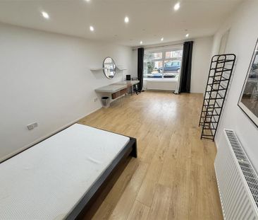 4 bedroom detached house to rent - Photo 2