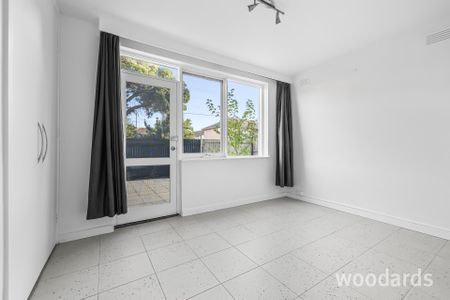 Renovated 2 Bedroom Unit with 3 Car Spaces! - Photo 4