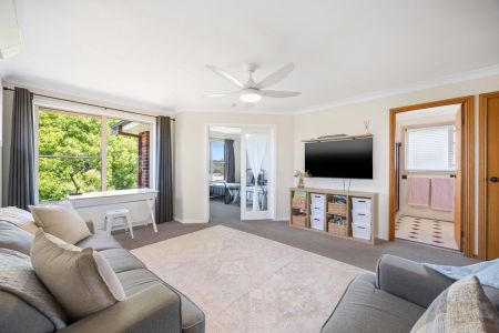 Generous Family Home Minutes from Schools, Shops and Beaches - Photo 2