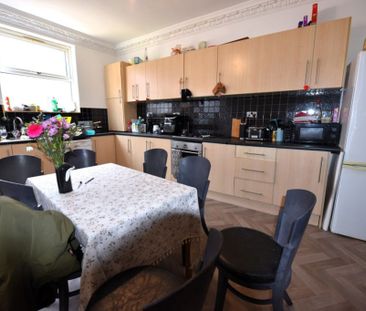 7 bedroom House in Richmond Avenue, Leeds - Photo 1