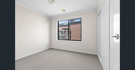 Immaculate Four-Bedroom Home in Prime Lyndhurst Location! - Photo 4