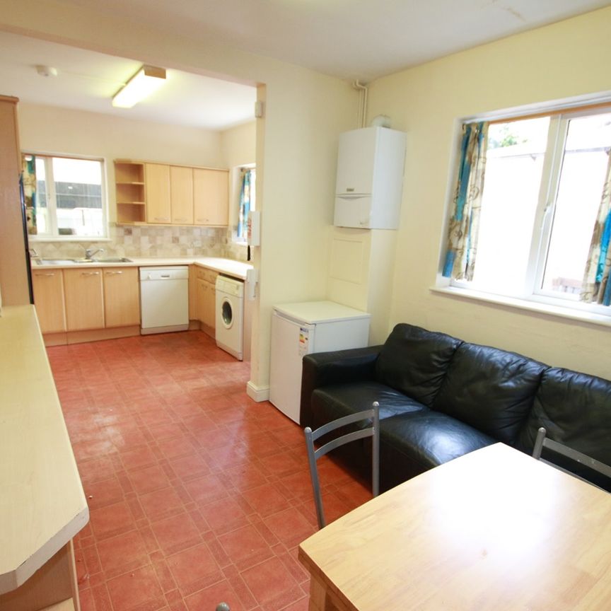 4 Bed Terraced House, St. Peters Road, RG6 - Photo 1