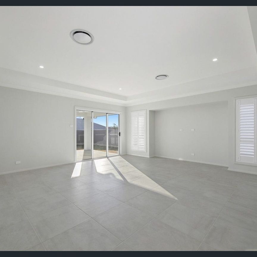 Near-new, premium family home - Photo 1