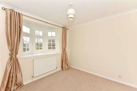 A beautifully presented three bedroom mid-terrace home close to Spinfield School. - Photo 4