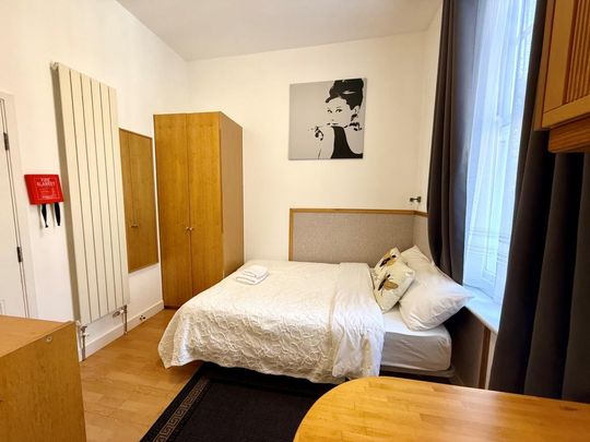 Flat 216 Fulham Palace Road, Fulham W6 9HH - Photo 1