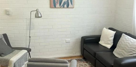 Stylish Street-Facing Studio with Secure Parking in the Heart of St Kilda - FURNISHED! - Photo 2