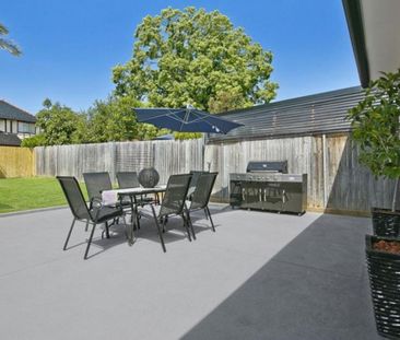 Model House, Chic, Family haven in premium Location - Photo 5