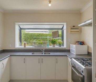 Spacious open plan kitchen/ dining/ living, Three bedrooms, 1 bathr... - Photo 2