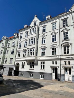 Smuk 5-vær med stuklofter og altan - Foto 1