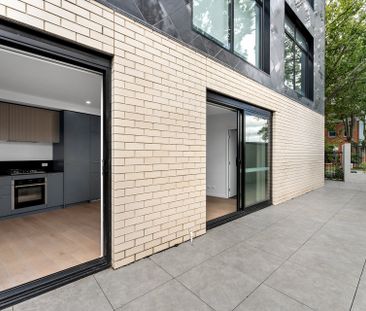 Stylish new two bed, two bath in central location - Photo 4
