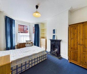 3 bedroom Flat To Let - Photo 4