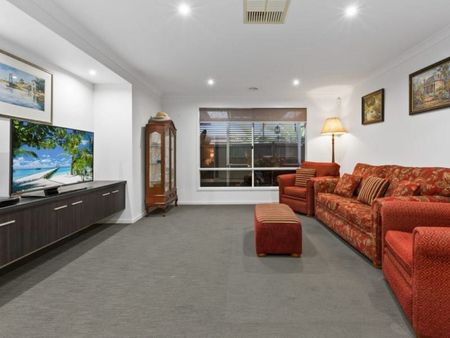 Stunning Family Home for Rent in Cranbourne West - Photo 3