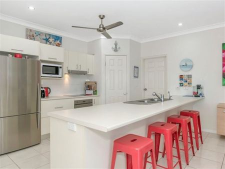 STUNNING 4 BEDROOM, 2 BATHROOM HOME + POOL + SOLAR! - Photo 5