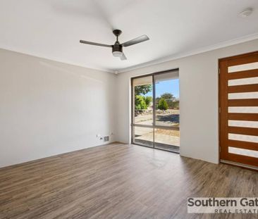 COSY FAMILY HOME IN CONVENIENT LOCATION - Photo 1