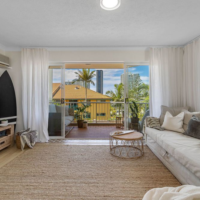 BEACHSIDE UNIT COOLANGATTA - Photo 1