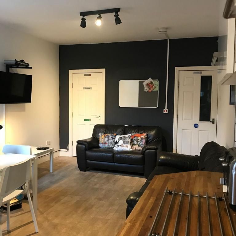 1 bedroom in a house share to rent - Photo 1