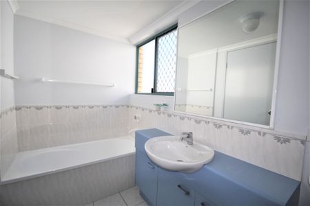 Great Lifestyle Location - Opposite Cotton Tree Park - Photo 4