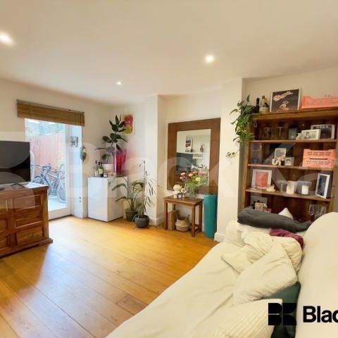 Maisonette with wooded floors throughout & charming patio garden - Photo 1