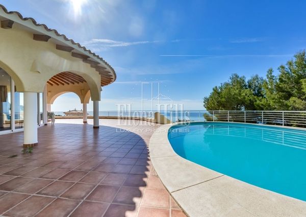 Spacious and luminous villa with private pool, jacuzzi and sea views in Altea, Alicante.