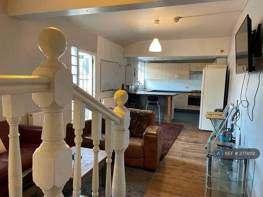1 bedroom in a flat share to rent - Photo 1