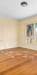 NEAT AND TIDY UNIT | CENTRAL LOCATION | CLOSE TO TRAINS - Photo 4