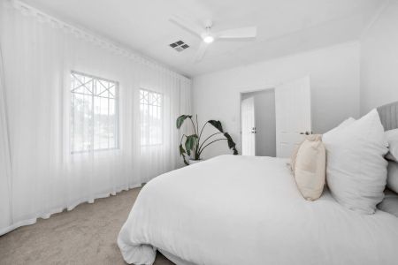 Beautiful Three Bedroom Home Close in Sought After Location - Photo 5