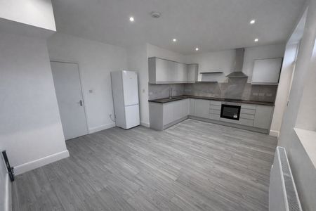 5 Bed Semi-Detached House, Ecclesbourne Gardens, N13 - Photo 5