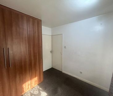 3 bedroom flat to rent - Photo 3