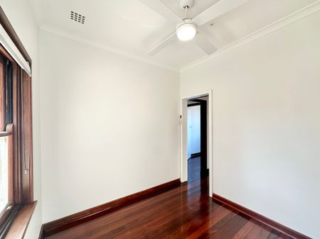 Exquisite 5-Bedroom Home in Desirable Scarborough Neighborhood! - Photo 3