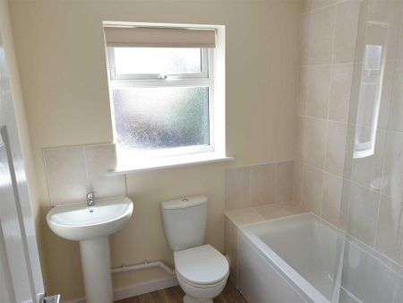 3 bedroom end of terrace house to rent - Photo 4