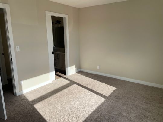 Beautiful 3-Bed Townhouse, Pet-Friendly with Fenced Yard in Aspen Lake - Photo 1