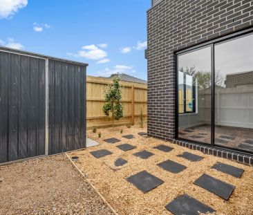 2 Bedroom Modern Townhouse - Photo 2