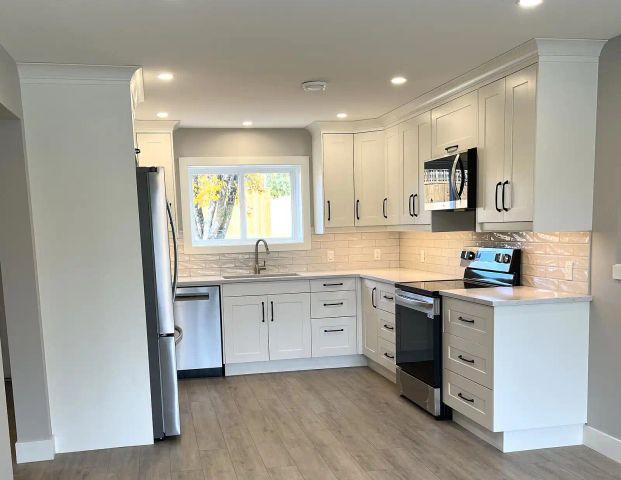 Newly Renovated Ground Level Legal Suite — 2 Bedrooms House - Photo 1