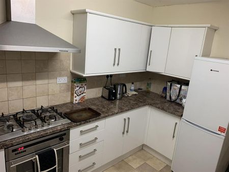 6 bedroom semi-detached house to rent - Photo 3