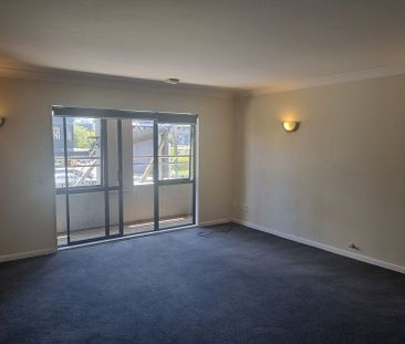 Ready to move in, Next to Embassy theater, Central - Photo 2