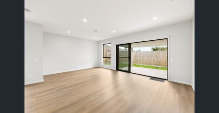 MODERN DOUBLE-STOREY FAMILY HOME IN A PRIME LOCATION - Photo 2