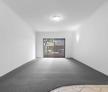 Well-Presented apartment in ultra-convenient location - Photo 4