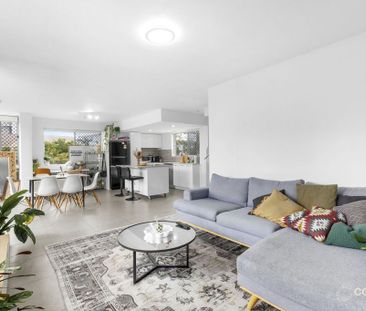 Spacious Two-Level Apartment – Stunning Water Views - Photo 2