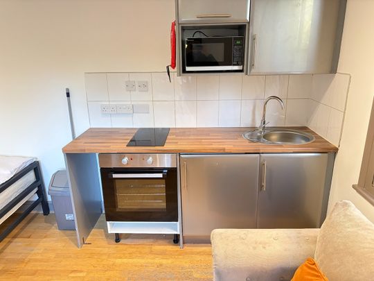 Studio Flat, Very Near Kilburn High Road Area, NW6 - Photo 1