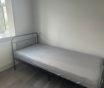 Room in a Shared House, Eastern Avenue, IG4 - Photo 3