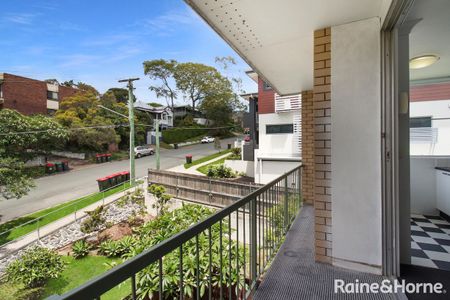 Furnished Toowong Unit with Exclusive Courtyard - Photo 4